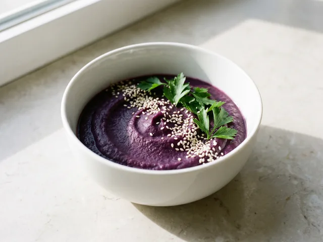 Purée de patate douce violette dans un bol blanc, couleur violet intense, garnie de fleur de sel et persil